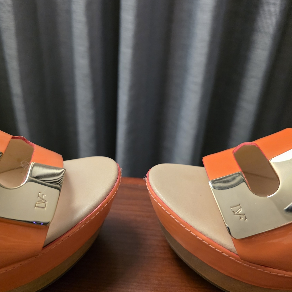 DIANE VON FURSTENBERG Peach Nectar PATENT LEATHER Wooden DVF LOGO Heeled Sandals - Picture 9 of 11